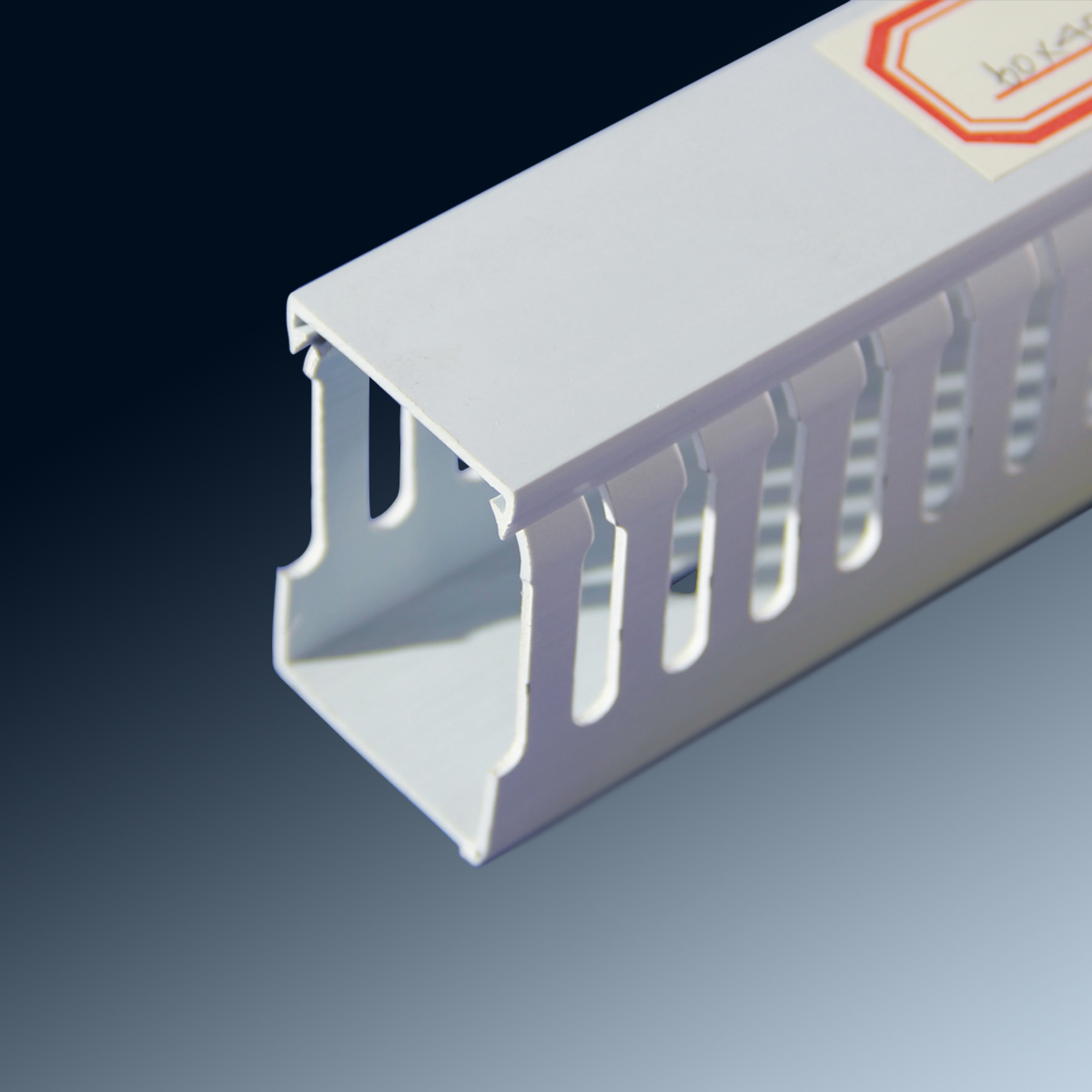 图腾机柜线槽安装方法（电气柜内pvc线槽安装常见的三种方式）_电脑装配网